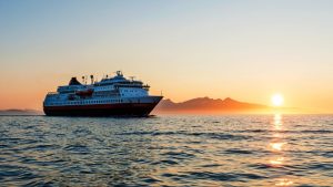 Hurtigruten_Midnattsol_Foto_Ørjan_Bertelsen08.jpg